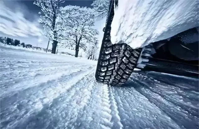 EV Maintenance in Winter - 9 Best Practices for EV Owners 2 - monitor tyre pressure and Replace snow Tyres